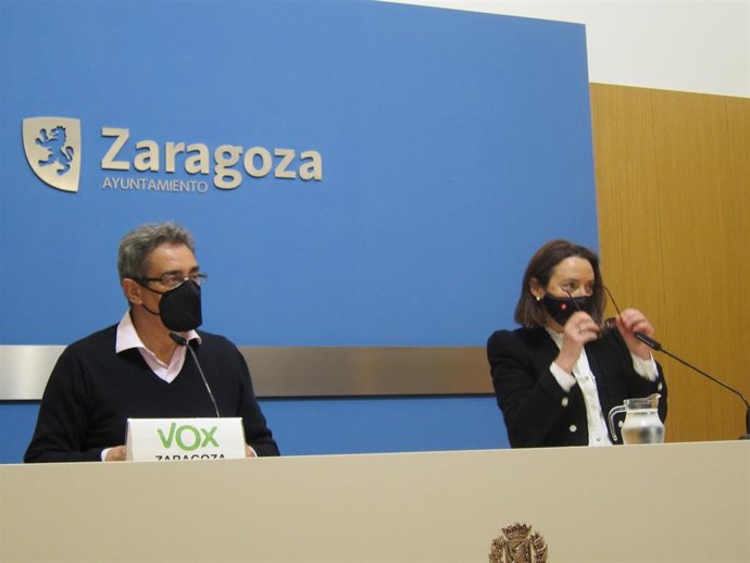 Los concejales de VOX en el Ayuntamiento de Zaragoza, Julio Calvo y Carmen Rouco