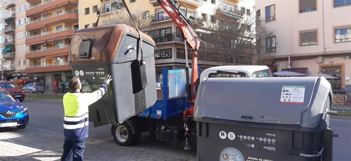 Instalación de un contenedor de materia orgánica en Palma.