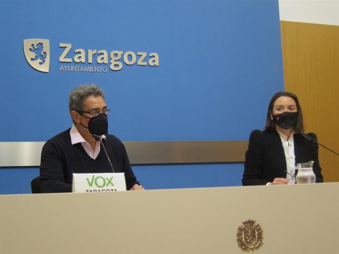 Los  concejales de VOX en el Ayuntamiento de Zaragoza, Julio Calvo y Carmen Rouco