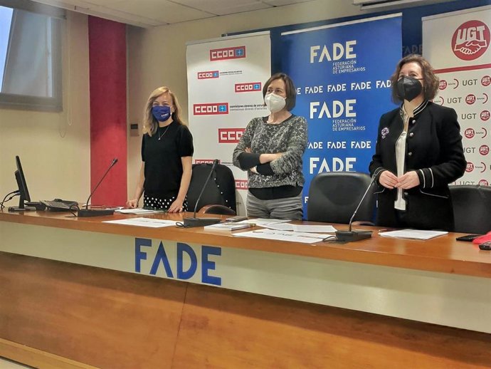 Rueda de prensa de las responsables de igualdad de UGT y CCOO, Carmen Escandón y Ana María Rodríguez, junto a la directora de desarrollo empresarial de FADE, Leticia Bilbao.