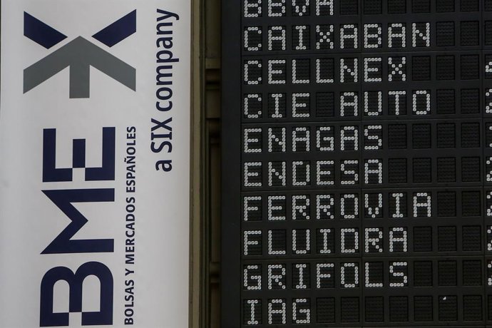 Valores del Ibex 35 en el Palacio de la Bolsa de Madrid (España), a 29 de marzo de 2021.