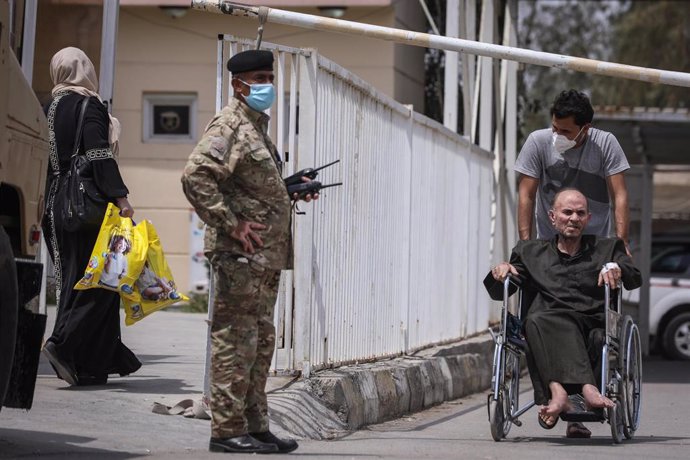 Guardia de seguridad frente al Hospital Ibn Jatib de la capital de Irak, Bagdad