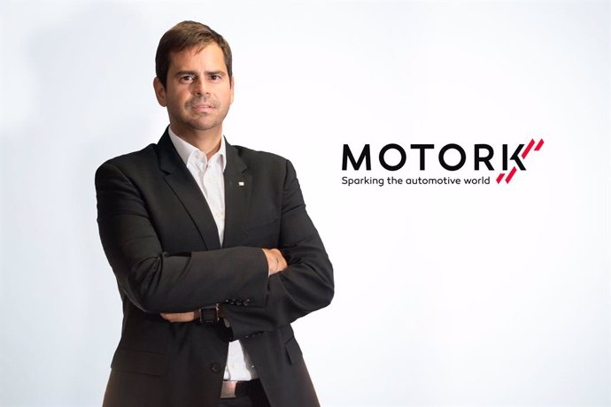 Pablo Barrios, responsable de MotorK España, junto al nuevo logo de la empresa.