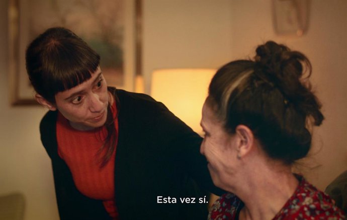 Unidas Podemos lanza un corto de Carlos Bardem dirigido por Elena Molina protagonizado por una voluntaria de una cola del hambre