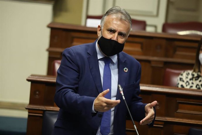 Archivo - El presidente de Canarias, Ángel Víctor Torres, en la sesión de control del Parlamento