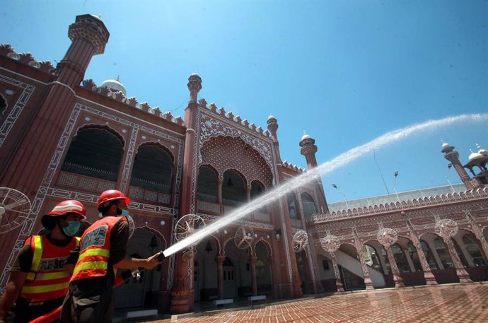 Archivo - Trabajos de desinfección en una mezquita de Pakistán durante la pandemia de coronavirus