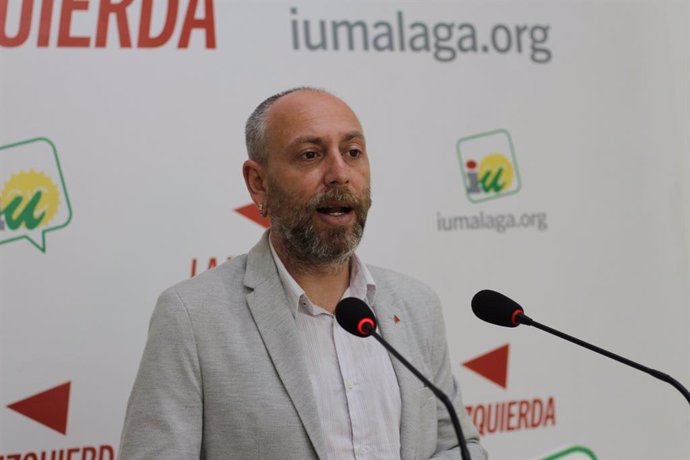 El portavoz de la Dirección Colegiada de IU Andalucía, Ernesto Alba, en rueda de prensa en Málaga