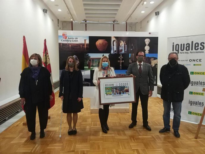 De izda a dcha, Arlegui, Cayero, De Gregorio, Pérez y De la Casa presentan el cupón de la ONCE dedicado al Museo Numantino de Soria.