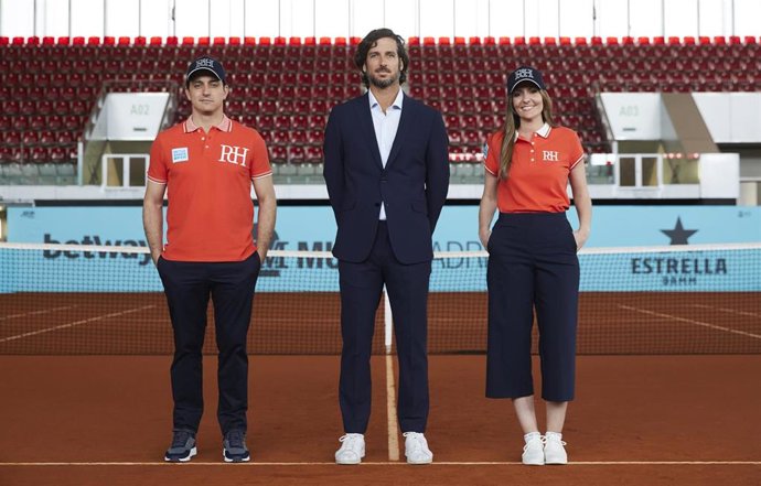 El Director del Mutua Madrid Open, Feliciano López, con dos jueces de línea del torneo uniformados por Pedro del Hierro.