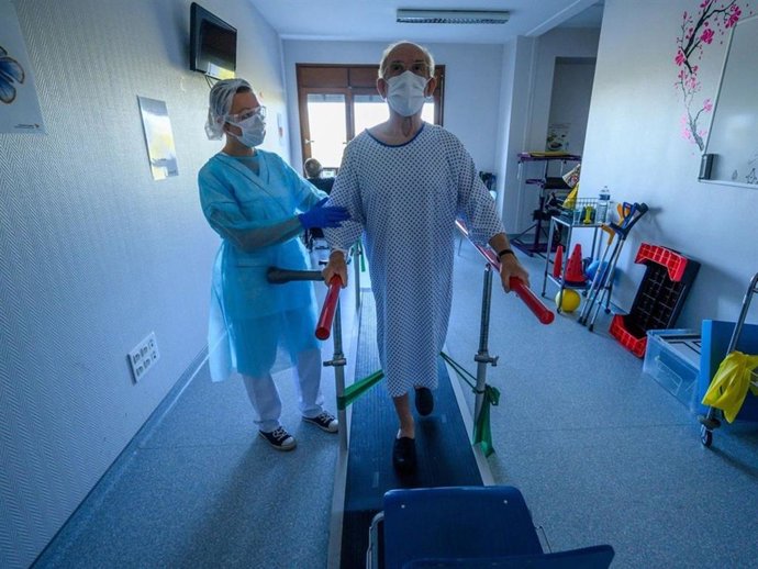 Imagen de un fisioterapeuta, trabajando