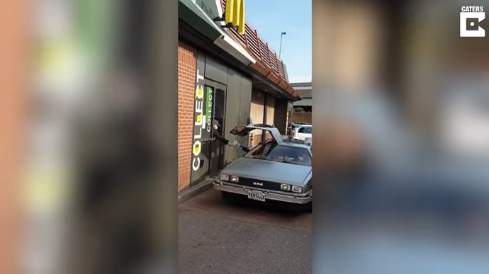 Pillan al Delorean de Regreso al Futuro yendo al autoservicio de McDonads