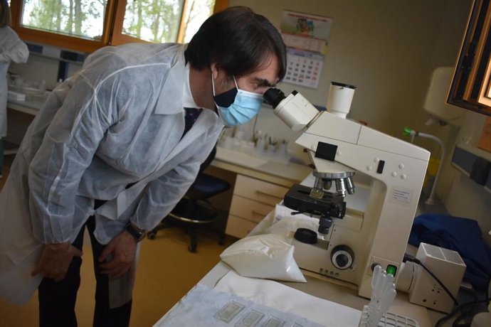 El consejero de Agricultura, Ganadería y Desarrollo Rural, en funciones, Juan Carlos Suárez-Quiñones, ha visitado el Laboratorio Regional de Sanidad Animal.