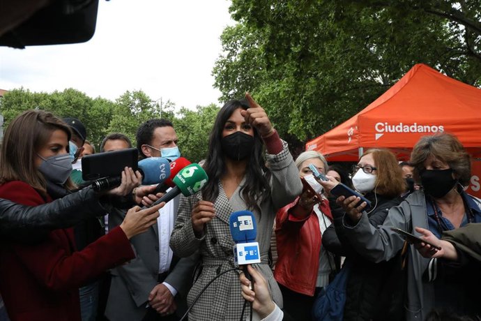 La vicealcaldesa de Madrid, Begoña Villacís ofrece declaraciones a los medios durante una visita a las casetas de la Cuesta de Moyano