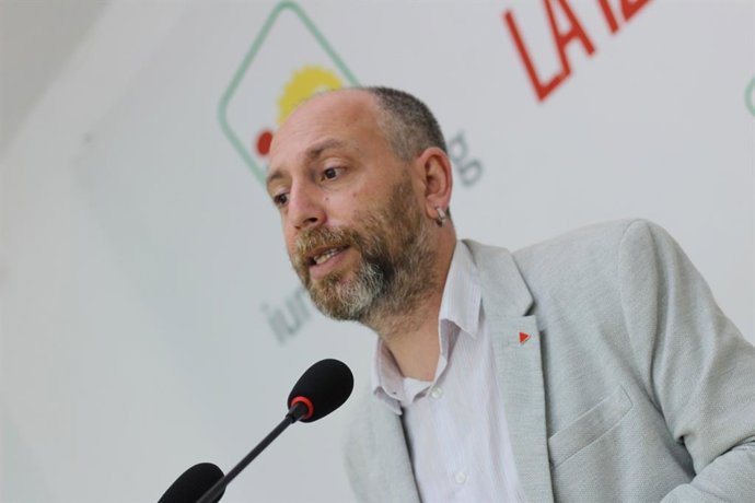 El portavoz de la Dirección Colegiada de IU Andalucía, Ernesto Alba, en rueda de prensa en Málaga
