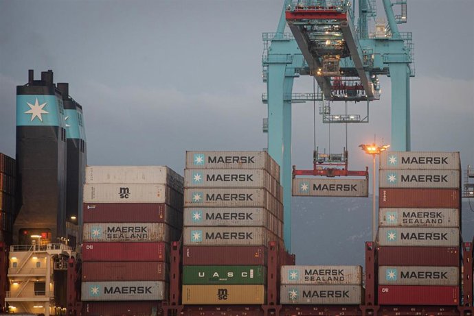 Los buques ,Maersk Denver y Mary Maersk, en  la terminal de APM, gestionada por Maerks .en el puerto de Algeciras (Cádiz),  donde se están realizando trabajos de descarga de contenedores, después de arribar procedente del Canal de Suez (Egipto) tras el 