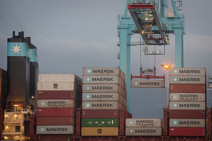 Los buques ,Maersk Denver y Mary Maersk, en  la terminal de APM, gestionada por Maerks .en el puerto de Algeciras (Cádiz),  donde se están realizando trabajos de descarga de contenedores, después de arribar procedente del Canal de Suez (Egipto) tras el 