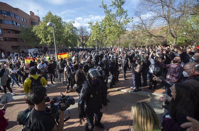 Varias personas participan en la concentración convocada en Vallecas contra Vox