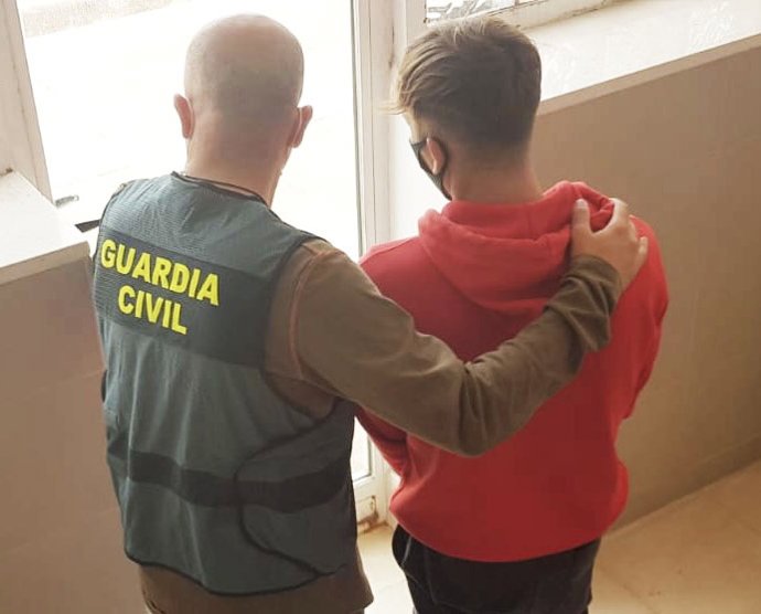 Un guardia civil escolta al joven detenido por robos en el Hospital de Inca y centros médicos.