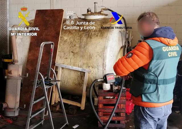 Depósito de gasóleo bonificado agrícola descubierto en Onzonilla (León).