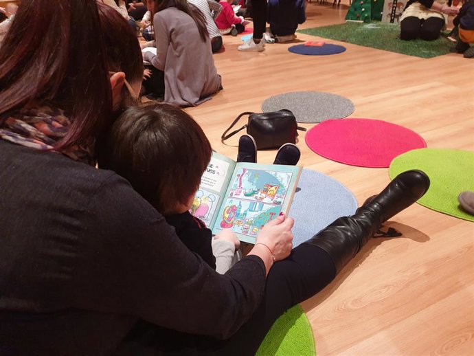 Archivo - Una madre y su hijo leen un libro