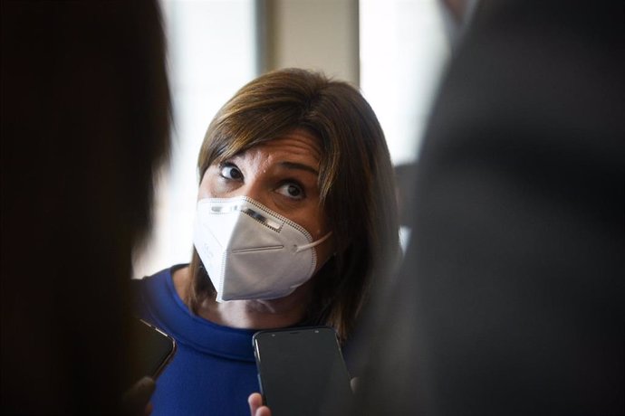 La líder del PPCV, Isabel Bonig, durante una rueda de prensa posterior al acto institucional por el Día de Les Corts