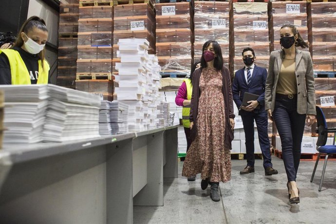 La consejera de Presidencia de la Comunidad de Madrid, Eugenia Carballedo (d), durante una visita por el almacén donde se encuentra el material logístico destinado a la jornada electoral del próximo 4 de mayo, a 27 de abril de 2021, en el Polígono Indus