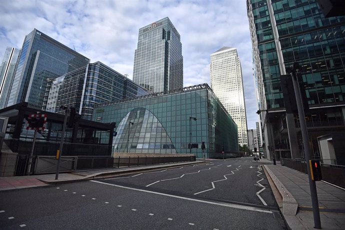 Archivo - 04 September 2020, England, London: Empty streets around the offices of Citibank and One Canada Square on the North Colonnade in Canary Wharf during the morning rush hour. Photo: Victoria Jones/PA Wire/dpa