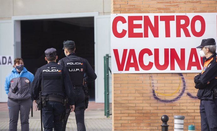 Archivo - Policías nacionales acceden al centro de vacunación habilitado en los Bermejales, donde recibirán la primera dosis de la vacuna Astrazeneca contra la Covid-19. En Sevilla (Andalucía, España), a 03 de marzo de 2021.