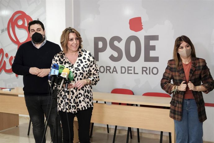 La secretaria general del PSOE-A, Susana Díaz, atiende a los medios en Lora del Río.