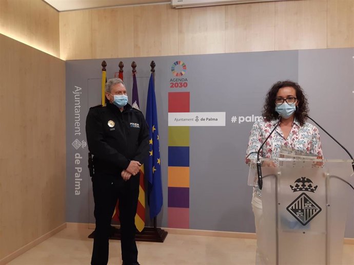 La regidora de Seguridad Ciudadana, Joana Maria Adrover, junto al jefe de la Policía Local de Palma, José Luis Carque, en rueda de prensa.