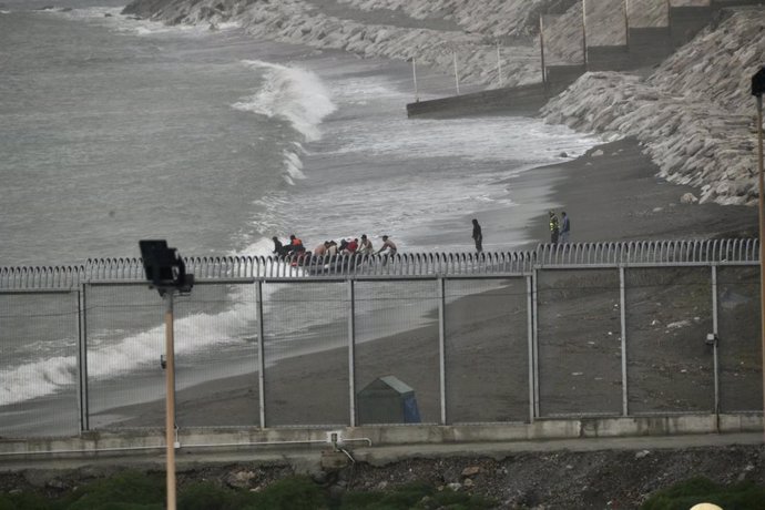 Al menos una veintena de migrantes a su llegada a la playa tras ser interceptados por la Gendarmería Real marroquí el 26 de abril de 2021