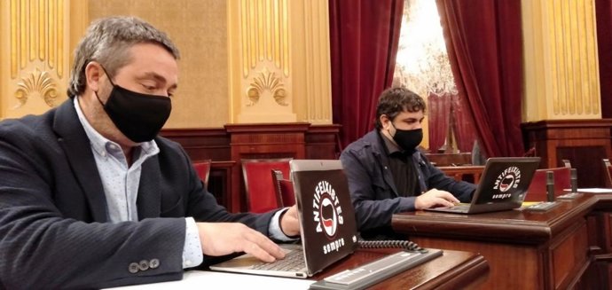 Los diputados de MÉS per Mallorca Joan Mas 'Collet' y Josep Ferr, en el Parlament.