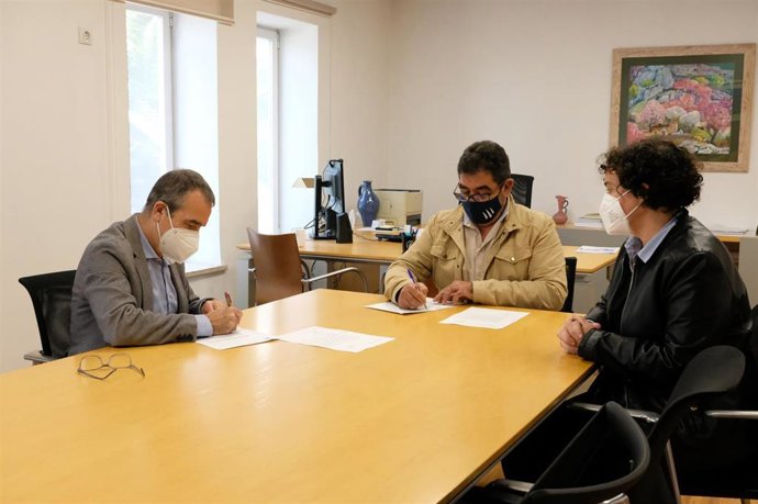 El conseller de Transición Energética, Sectores Productivos y Memoria Democrática, Juan Pedro Yllanes, en la firma del convenio.