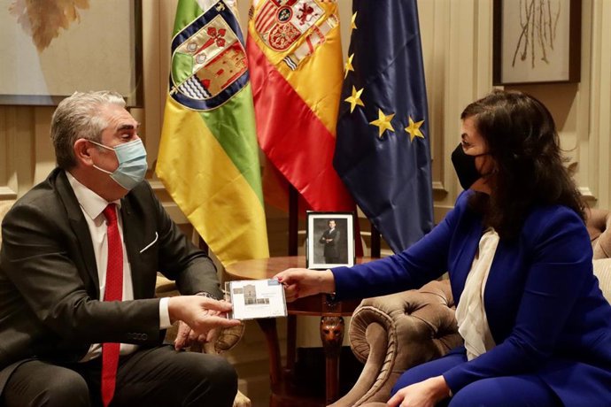 El presidente del TSJR Javier Marca entrega la Memoria judicial de 2020 a Concha Andreu.