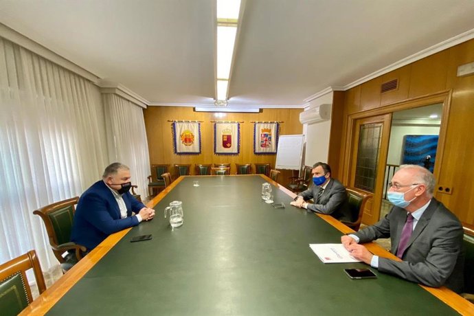 José Ballesta, acompañado por el concejal del Grupo Municipal Popular en el Ayuntamiento de Murcia Antonio Navarro, ha mantenido una reunión de trabajo de trabajo con el presidente del Sindicato Central de Regantes del Acueducto Tajo-Segura, Lucas Jimén