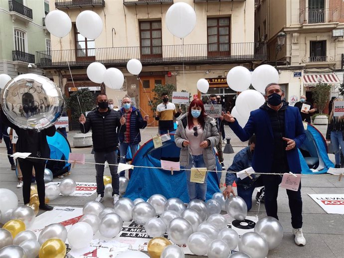 Empresarios de hoselería y trabajadores del ocio nocturno lanzan globos en protesta por el "ninguneo" del Consell