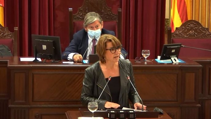 La diputada del PP Margalida Durán durante una intervención en el Parlament.