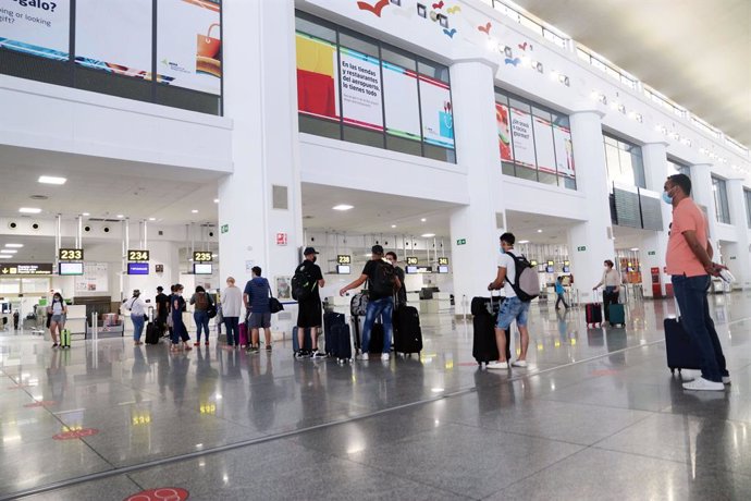 Archivo - Salida de turistas y residentes al aeropuerto Pablo Ruiz Picasso, después que el Gobierno abriera las fronteras en el primer día sin Estado de Alarma por el virus COVID-19. Málaga a 22 de junio del 2020