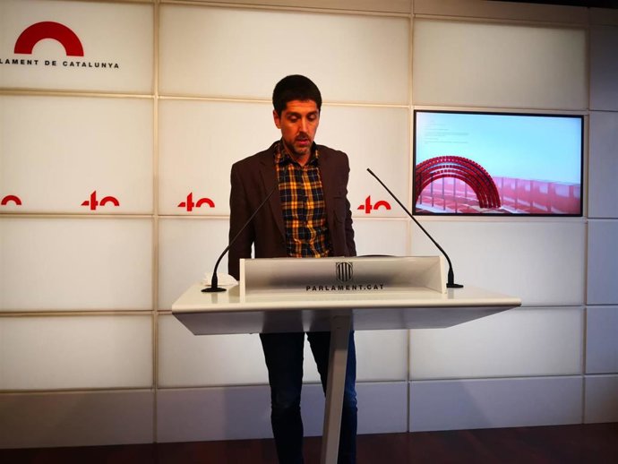 El portavoz de los comuns en el Parlament, David Cid, en rueda de prensa