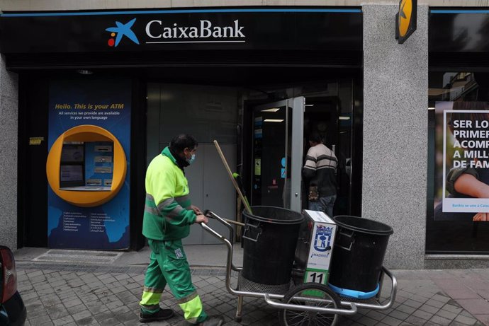 Una oficina de Caixabank en Madrid, a 22 de abril de 2021, en Madrid (España). 