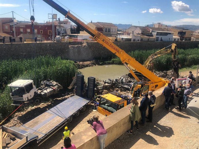 Imagen de los trabajos para retirar la hormigonera