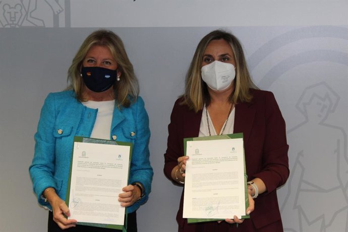 La alcaldesa de Marbella, Ángeles Muñoz, y la consejera de Fomento, Marifrán Carazo, firman un acuerdo para construir un intercambiador de autobuses en San Pedro Alcántara