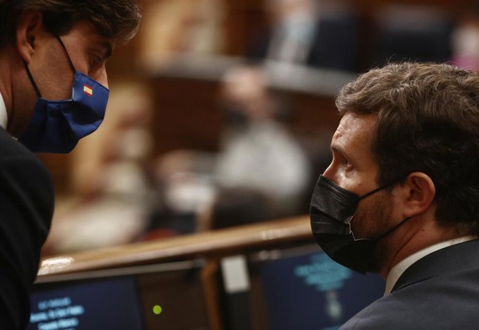 El vicesecretario de comunicación del PP, Pablo Montesinos, conversa con el líder del PP, Pablo Casado, durante una sesión de control al Gobierno en el Congreso de los Diputados. En Madrid,  21 de abril de 2021.