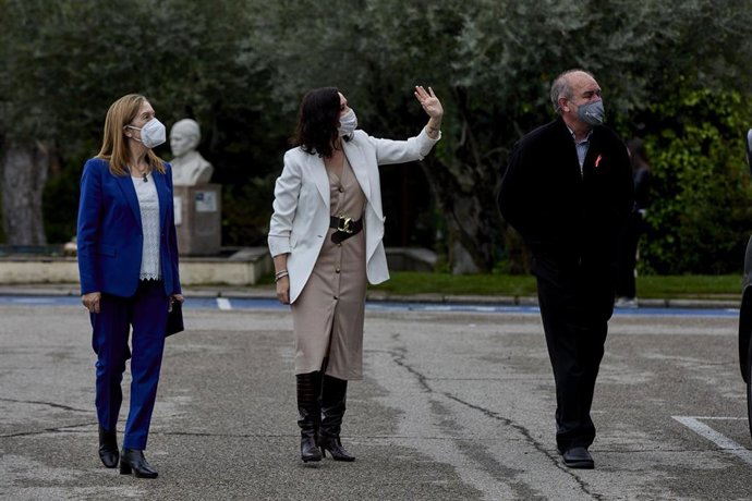 La vicepresidenta segunda del Congreso de los Diputados, Ana Pastor (i); y la presidenta de la Comunidad de Madrid y candidata del PP a la reelección, Isabel Díaz Ayuso, saludan a su llegada al Colegio concertado Padre Manyanet, a 27 de abril de 2021, A
