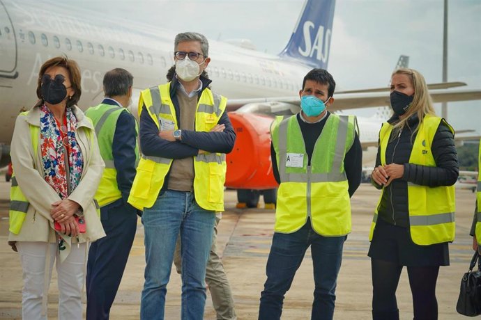 Visita de Vicent Marz y Arcadi España al aeropuerto de Castellón