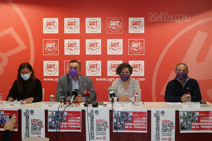 Los secretarios generales de CCOO-Málaga, Fernando Cubillo, y de UGT Málaga, Soledad Ruiz, en rueda de prensa