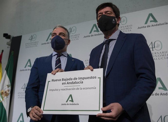 El vicepresidente de la Junta de Andalucía, Juan Marín (d), y el consejero de la Presidencia, Elías Bendodo (i), al inicio de la rueda de prensa, tras la reunión semanal del Consejo de Gobierno de la Junta de Andalucía. En Sevilla, a 27 de abril.