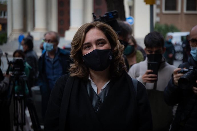 La alcaldesa de Barcelona, Ada Colau, en un acto donde han descubierto una placa donde vivió el escritor Jaime Gil de Biedma, a 14 de abril de 2021, en Barcelona, Catalunya, (España).