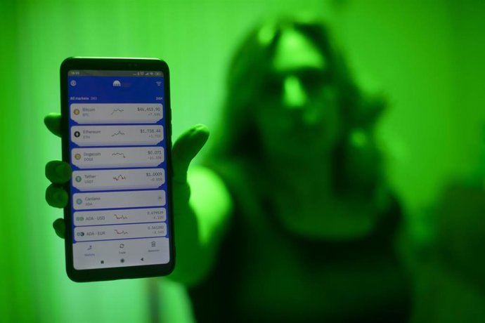 Archivo - Una internauta utiliza la aplicación Kraken para invertir en criptomonedas.