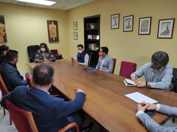 Reunión de la delegada territorial de Turismo con empresarios de Écija